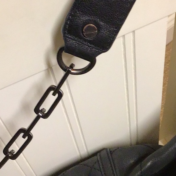 Tory Burch quilted leather purse with gun metal chain strap. - Picture 7 of 12